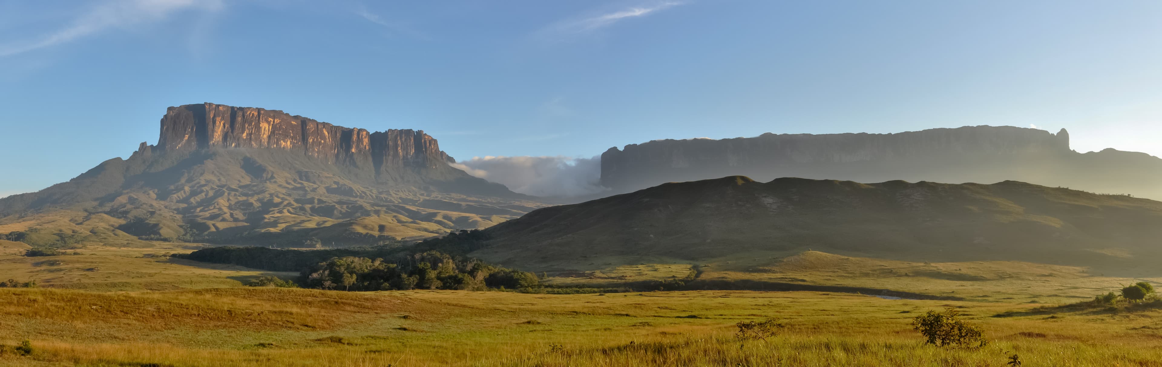 Los tepuyes Kukenán y Roraima desde el río Tëk en la Gran Sabana